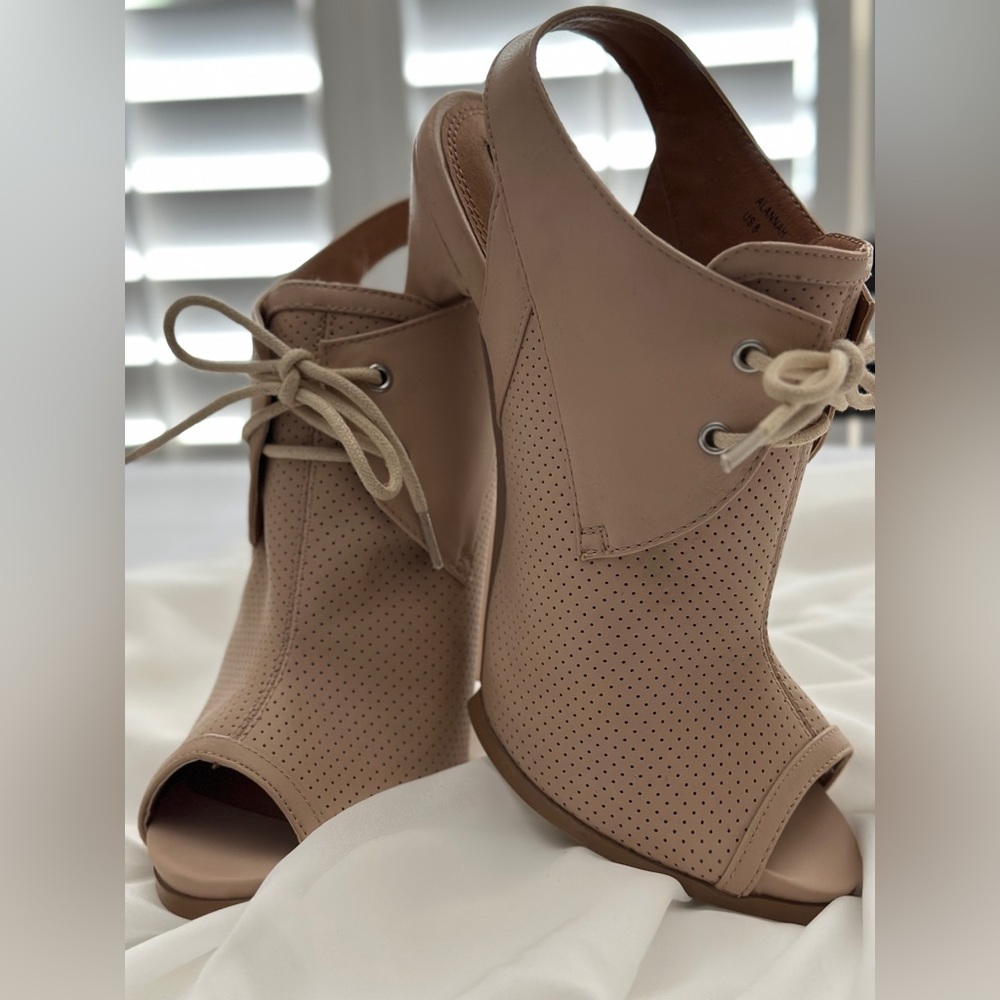 Sophia and Lee Alanna Tapioca Size 8